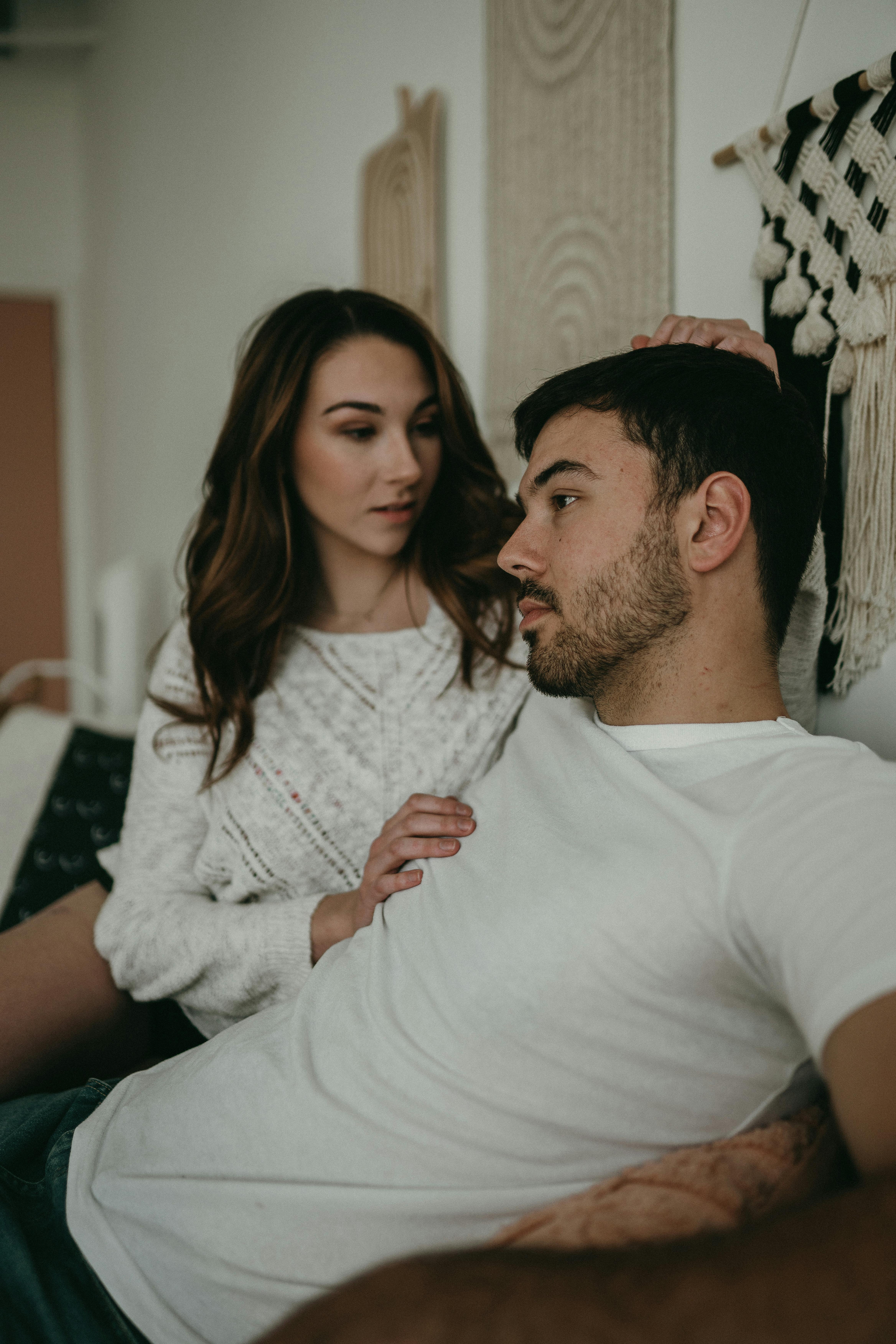 A couple talking | Source: Pexels