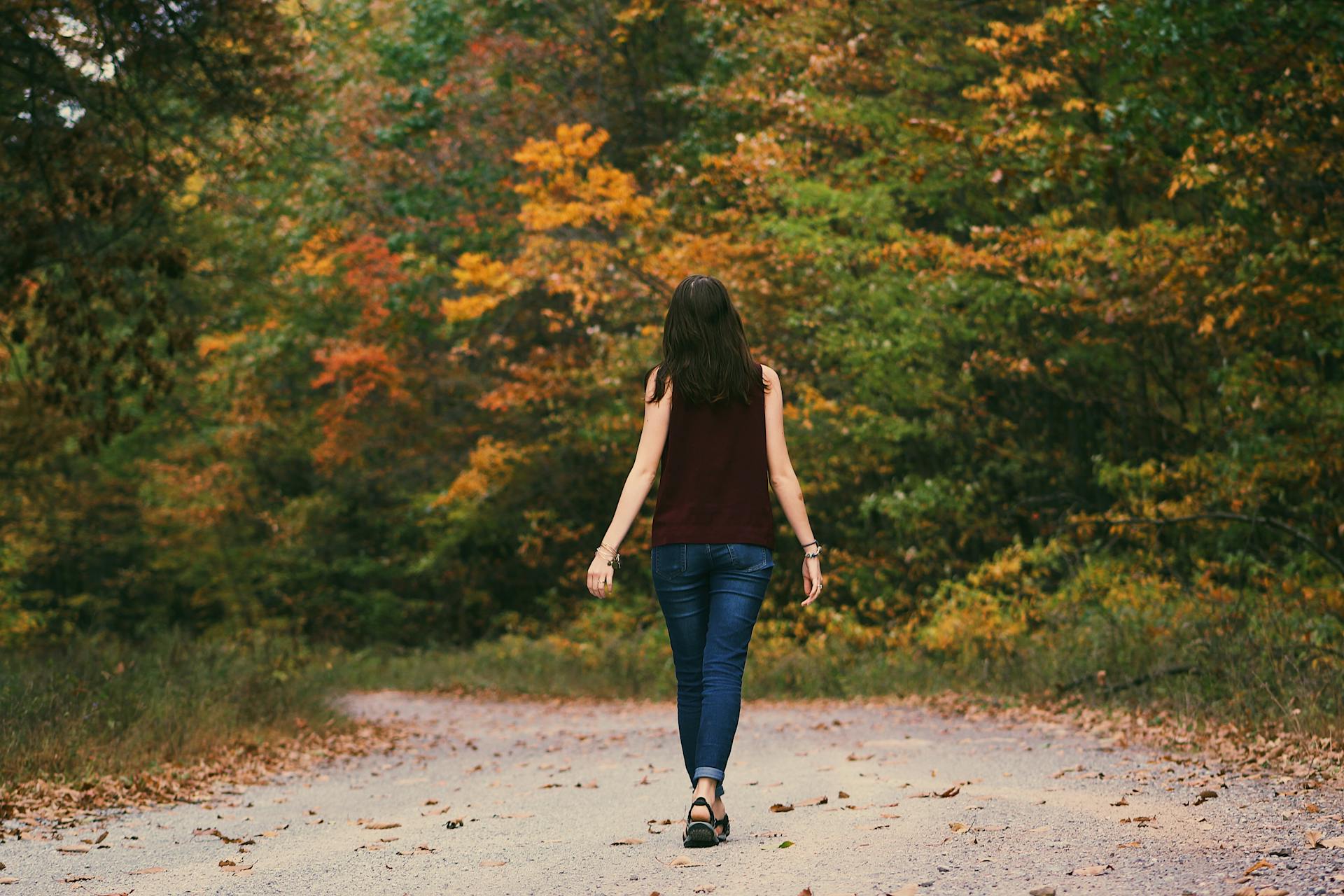 A woman walking outside | Source: Pexels