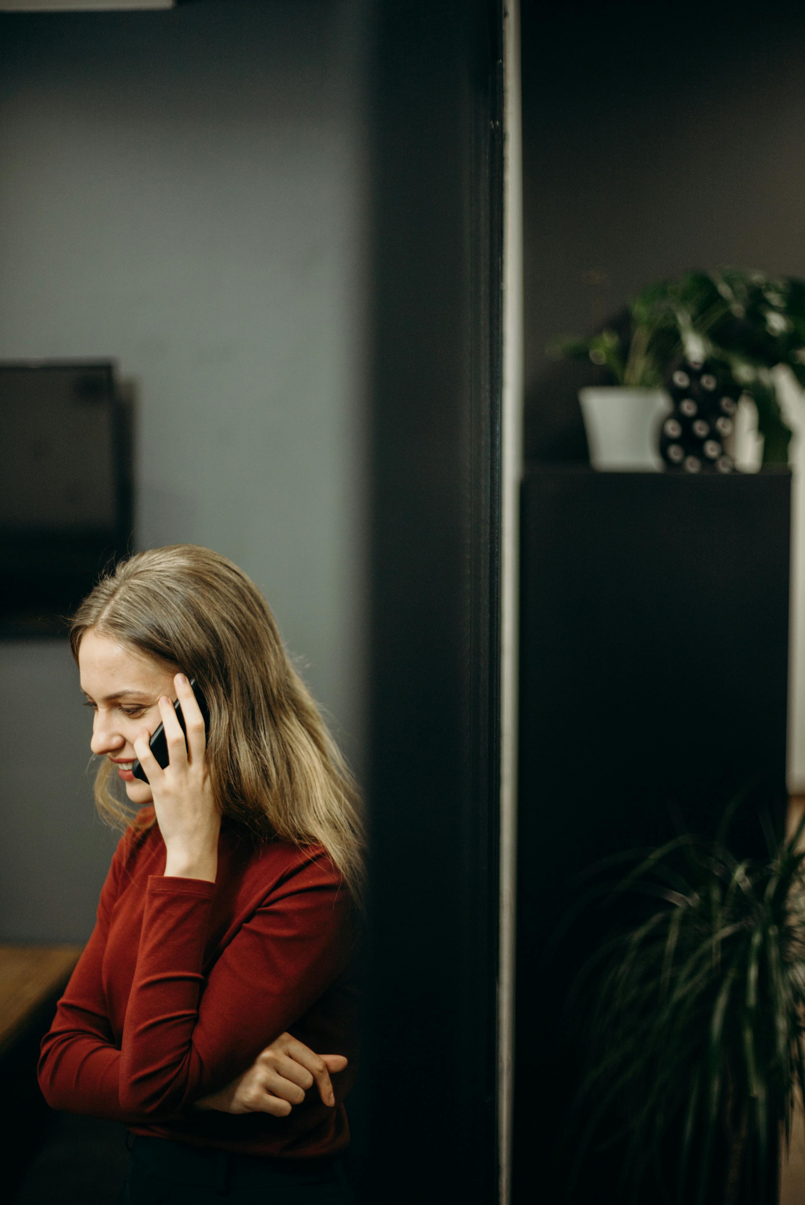 A woman on a phone call | Source: Pexels