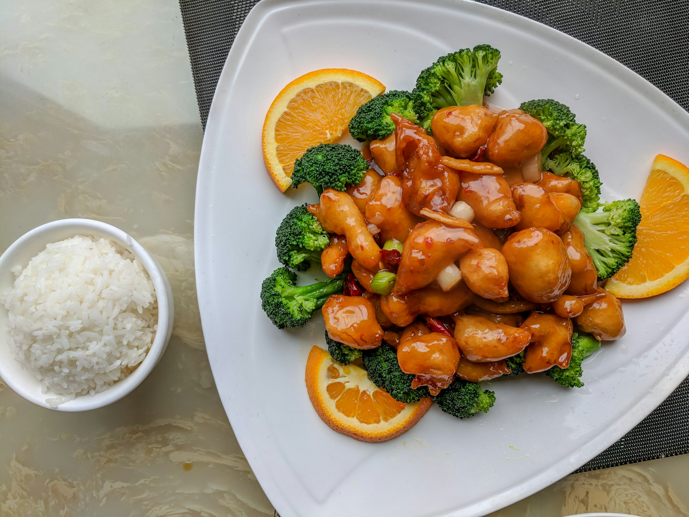 A plate of orange chicken and broccoli | Source: Unsplash