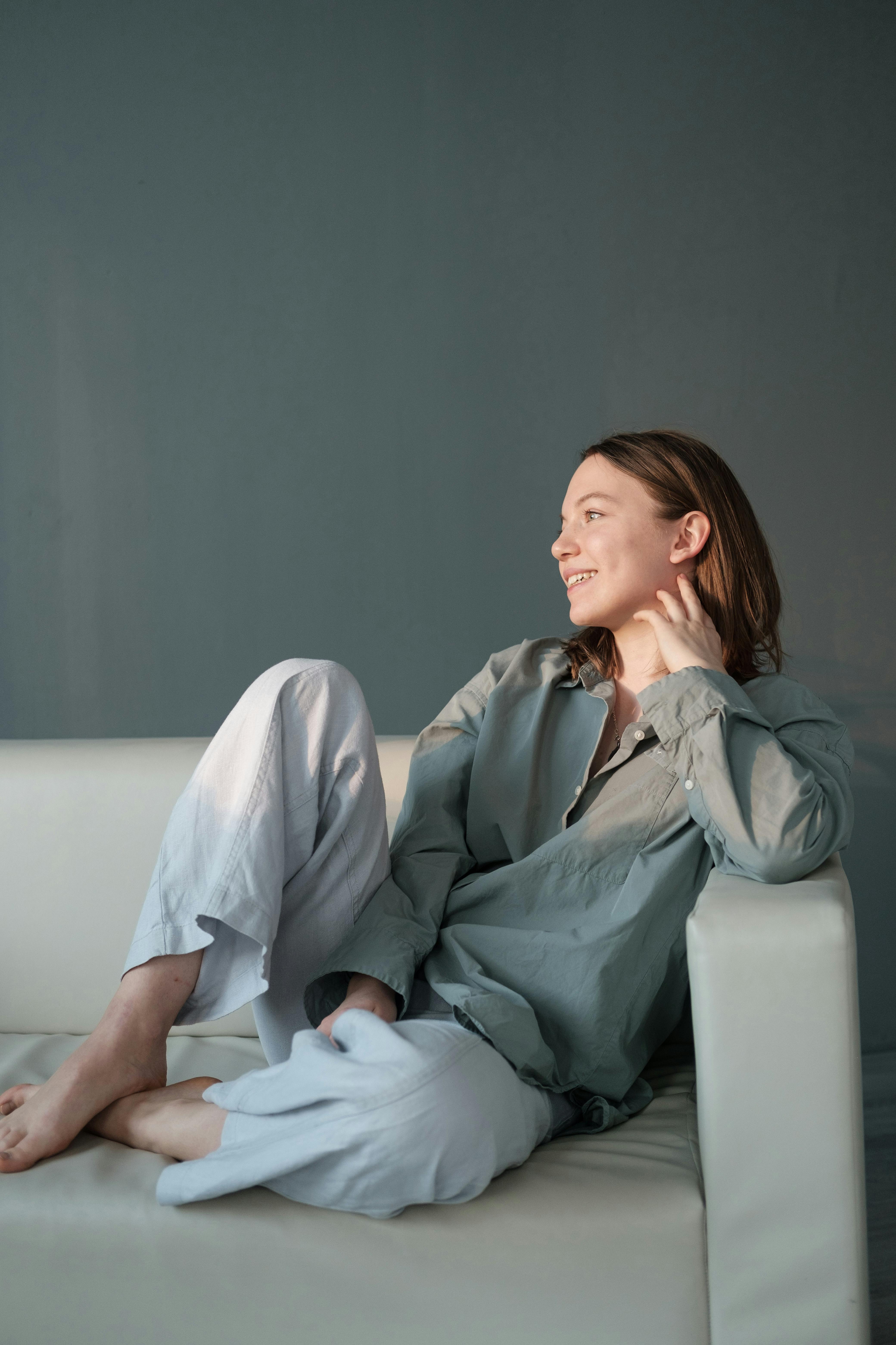 A happy woman on a couch | Source: Pexels