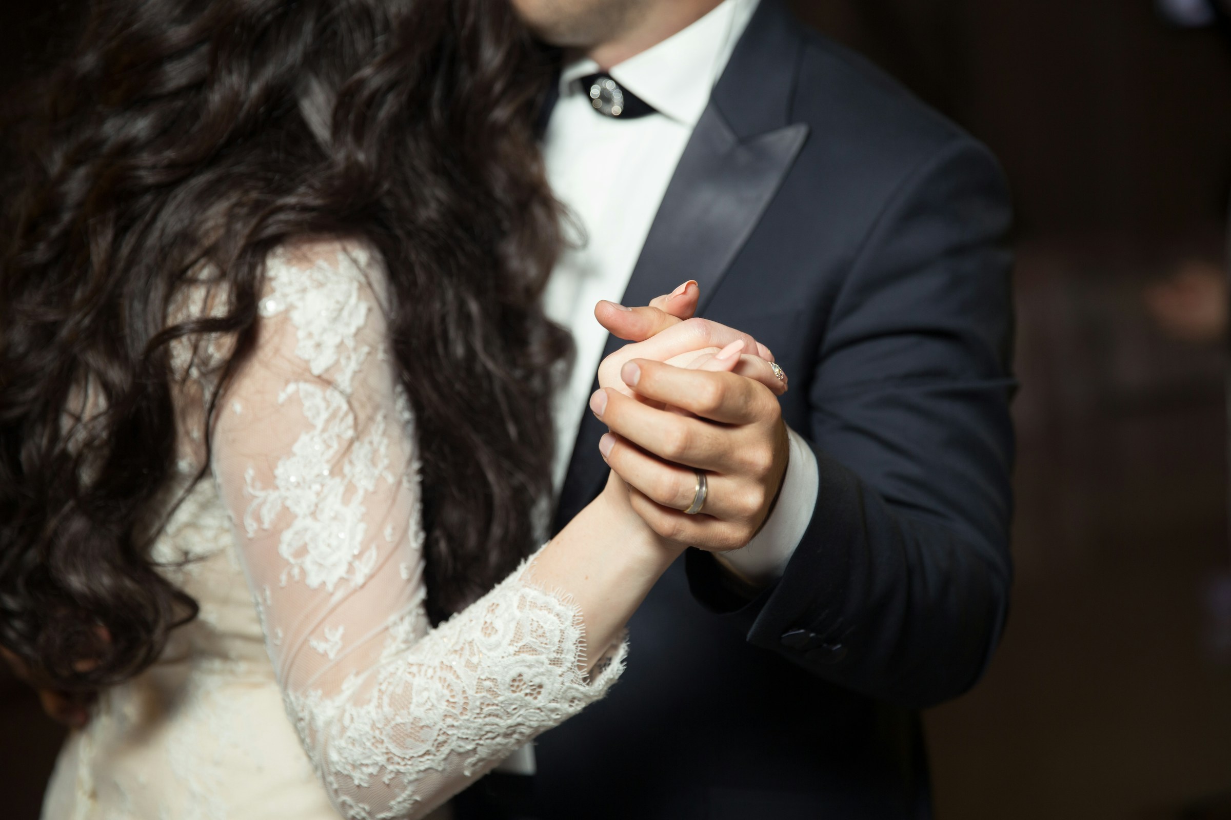 A bride and groom dancing | Souce: Unsplash