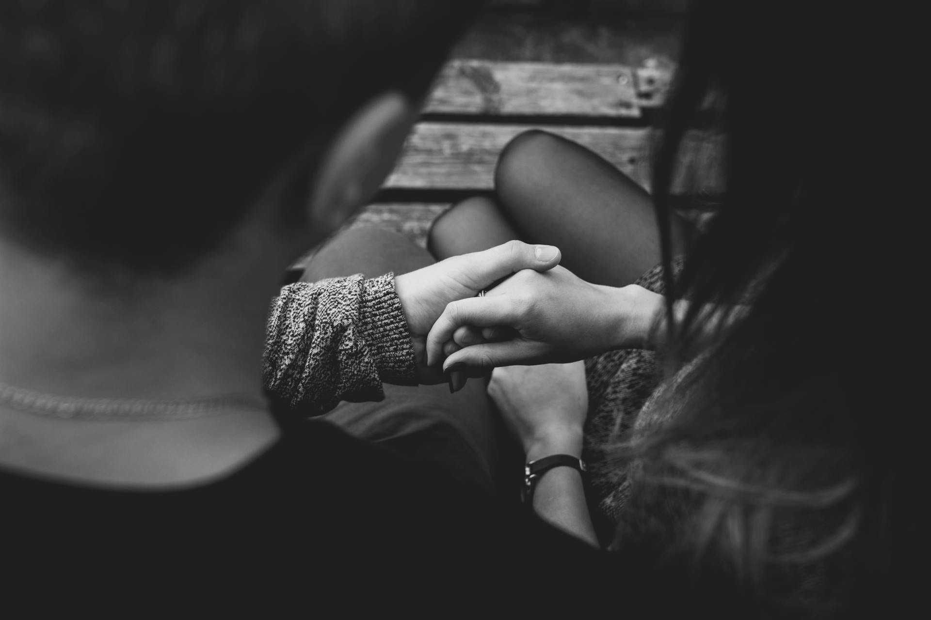 A couple sitting together | Source: Pexels