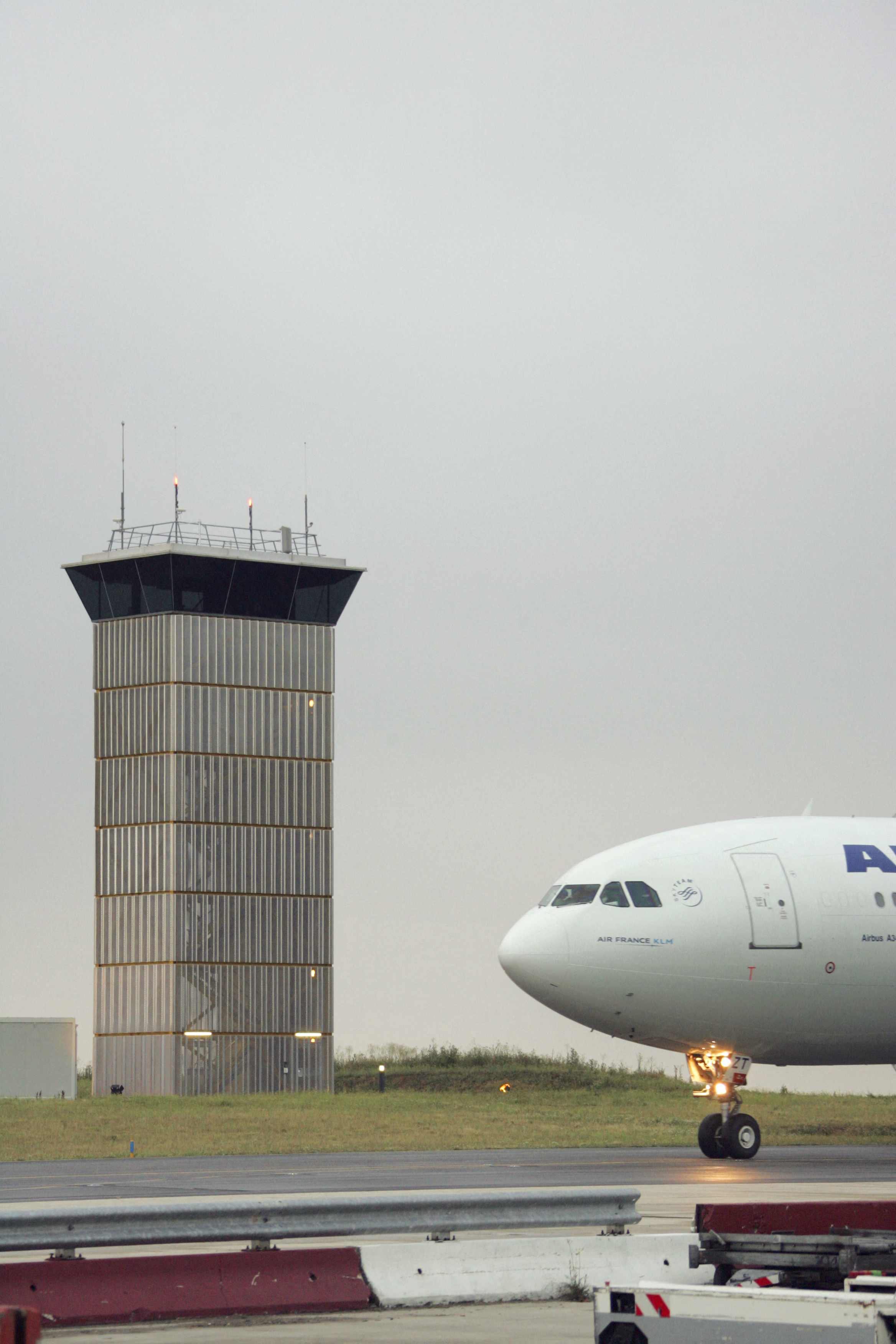 An Airbus A330 under Air France approaching the traffic control tower in Paris in 2006 | Source: Getty images