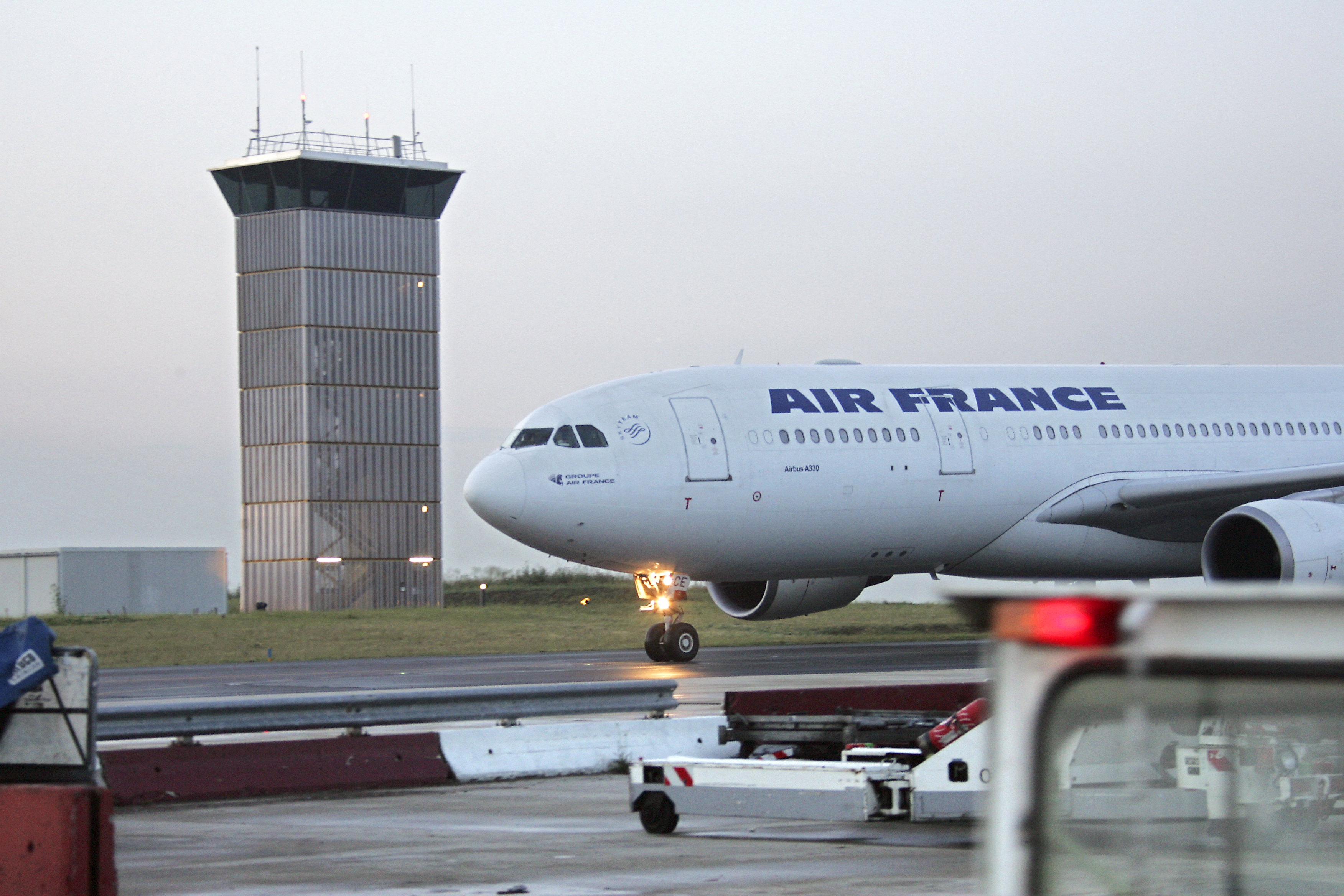 An Airbus A330 under Air France approaching the traffic control tower in Paris in 2006 | Source: Getty images